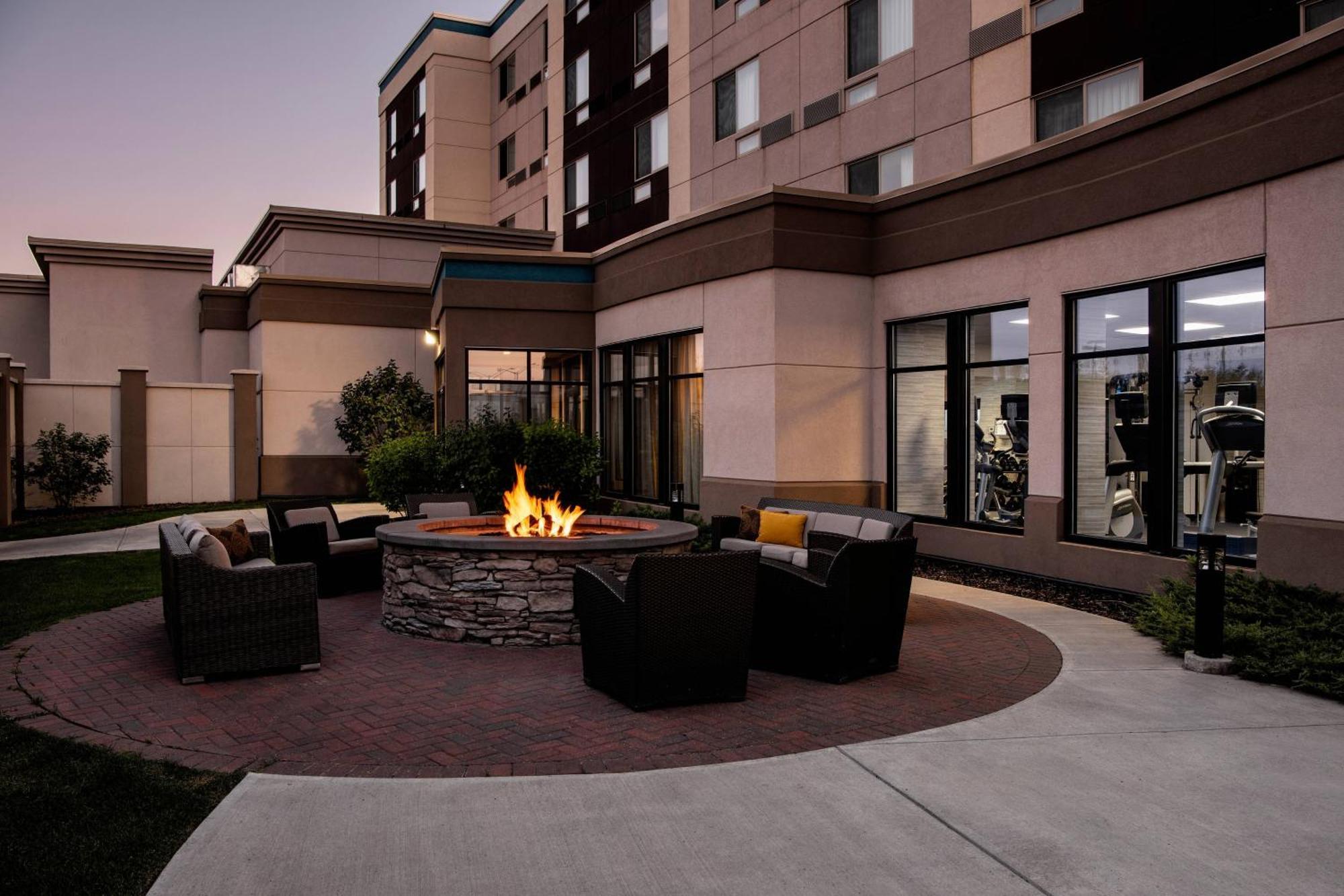 Courtyard By Marriott Edmonton West Otel Dış mekan fotoğraf